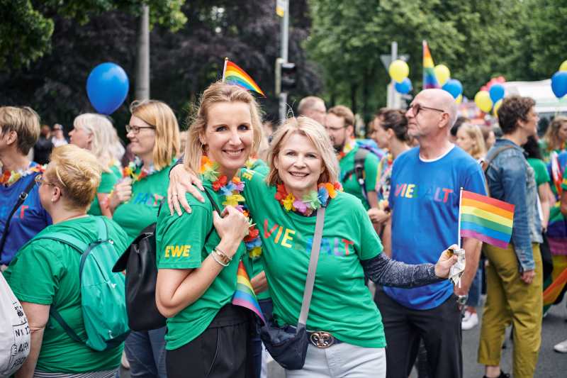EWE Mitarbeiterinnen auf dem CSD in Oldenburg